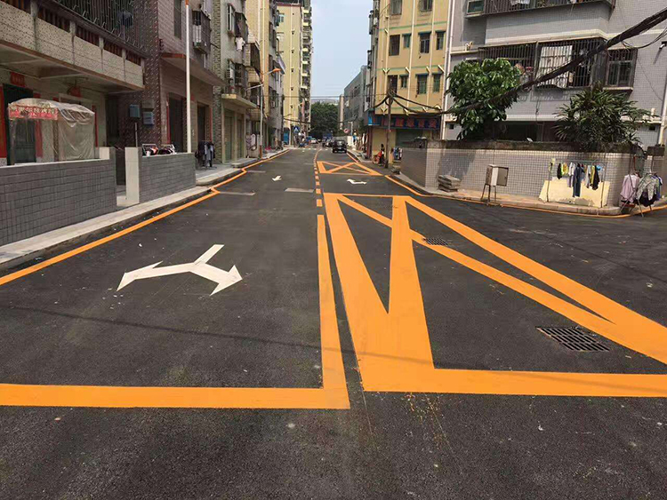 根據(jù)道路劃線設(shè)備的工作原理，青島劃線小編總結(jié)：道路劃線刮涂作業(yè)要注意下面六個(gè)方面