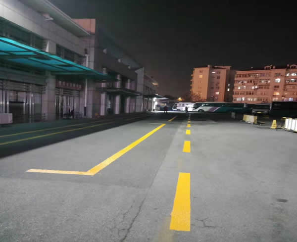 加班為青島公交車站完成劃線工作