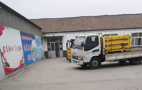 青島標(biāo)識(shí)牌公司為興陽路道路護(hù)欄裝車運(yùn)往目的地