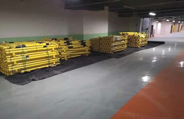 青島標(biāo)識(shí)牌公司為興陽路道路護(hù)欄裝車運(yùn)往目的地