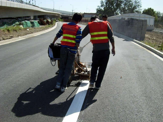 青島劃線的工人師傅們正在施畫道路的標(biāo)志標(biāo)線