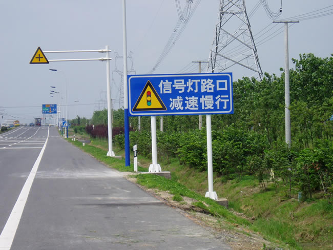 青島標(biāo)識(shí)牌廠介紹：反光標(biāo)牌的前期處理是一種較新的表面裝飾性處理工藝