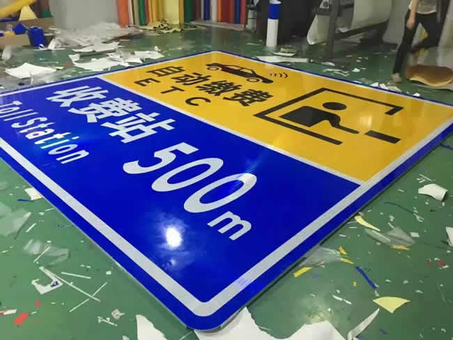 看看我們青島標(biāo)識牌施工人員現(xiàn)場