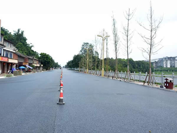 我們青島劃線施工人員頂著寒冷，在完成國道204線路口的雙幅路面鋪設任務后