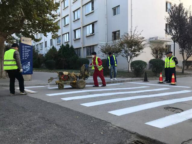 我們青島劃線施工人員，對校園道路交通標(biāo)識和停車區(qū)域進(jìn)行了整體規(guī)劃