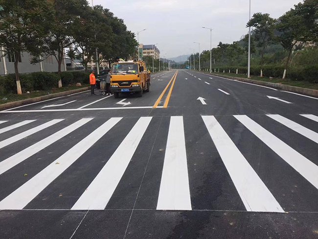 道路標線漆和普通油漆有什么區(qū)別?青島劃線小編來為大家講解一下