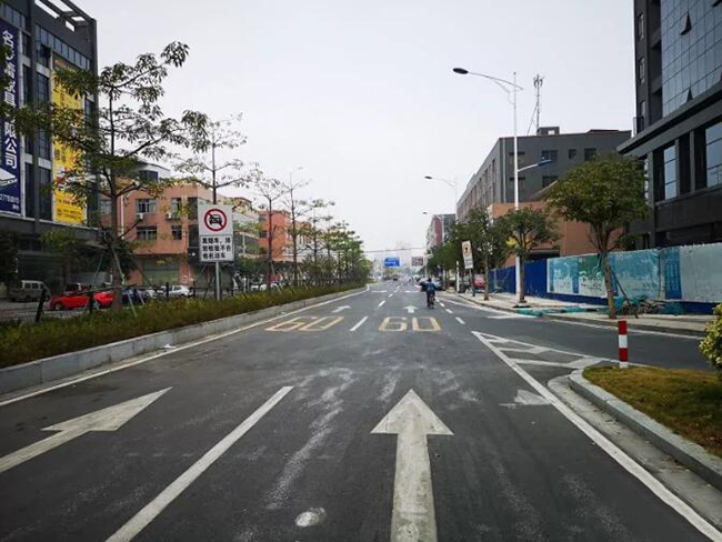 我們青島劃線部門在接待電話之后，組織道路劃線施工隊(duì)對城區(qū)域內(nèi)開展道路交通標(biāo)識(shí)線劃線工作