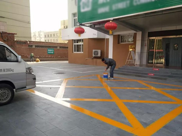 青島劃線部門結(jié)合當?shù)氐穆访媲闆r，把車位設(shè)計采用疊式，更大程度地利用到了昔日空閑的地面