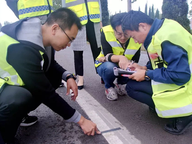 驗(yàn)收組要求我們青島劃線施工單位立即安排人員進(jìn)行整改