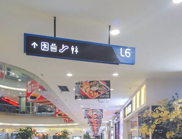 青島標(biāo)志牌在整體的設(shè)計中需要遵循導(dǎo)視設(shè)計基本原則來設(shè)計，在追求簡潔、美觀