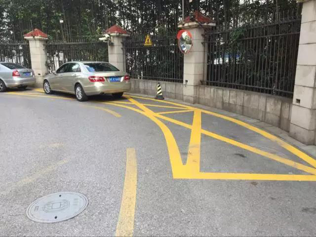 青島劃線工程部馬上為康德居小區(qū)停車區(qū)域進(jìn)行規(guī)劃，重新劃線