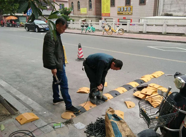 經(jīng)過我們青島減速帶安裝部門的施工，目前減速帶安裝已順利完工