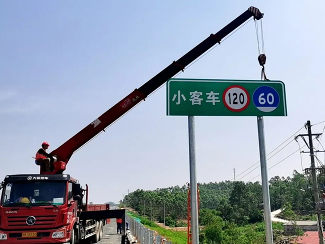青島中躍承接的即青高速交通標志開工安裝中