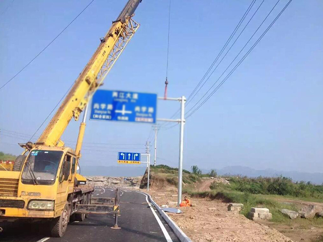通過(guò)我們青島標(biāo)志牌團(tuán)隊(duì)安裝的標(biāo)志牌現(xiàn)在開(kāi)始進(jìn)行驗(yàn)收中