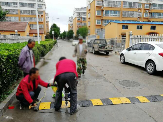 康馨園小區(qū)安裝減速帶安裝完成